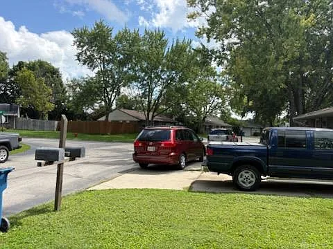 3 bed, 1.0 bath, 926 sqft, $1,300 — Photo 2