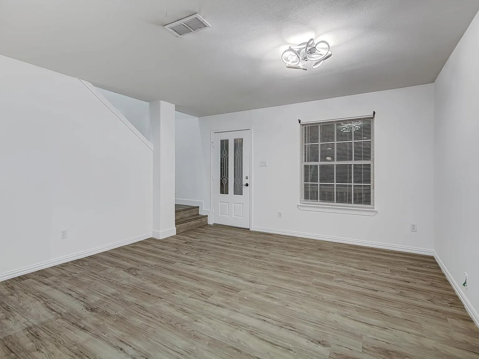 4 bed, 2.5 bath, 2400 sqft, $2,290 — Photo 4