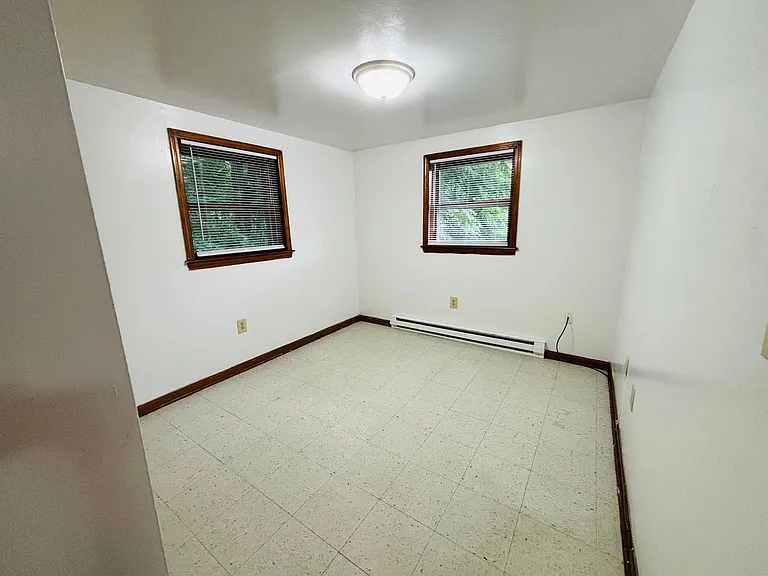 2 Bedroom, 1 Bath Apartments — Photo 8