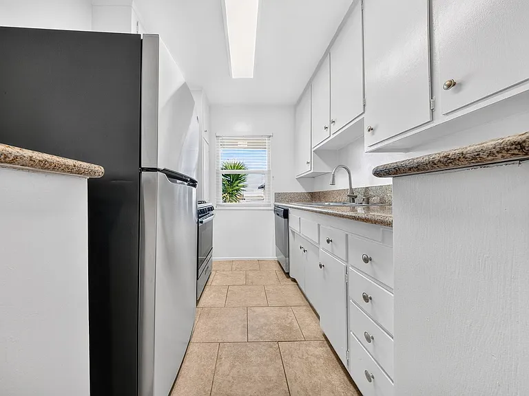 1412 W. 17th St — Photo 9