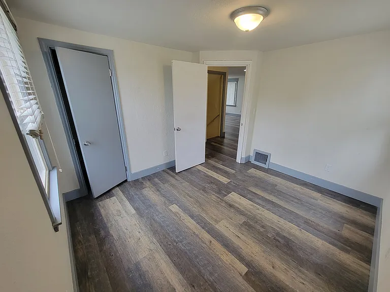 1212 Evans Ave W — Photo 13