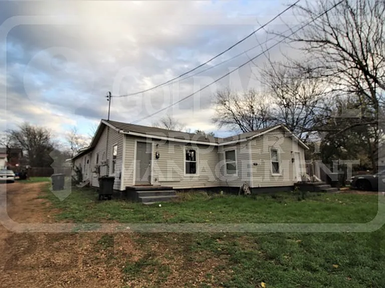 711 W Avenue C — Photo 1