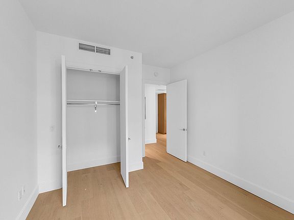 5th image of 22-18 Jackson Ave #606