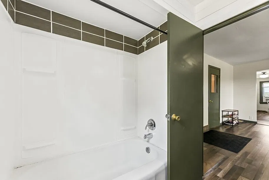 4 bed, 1976 sqft, $2,650 — Photo 2