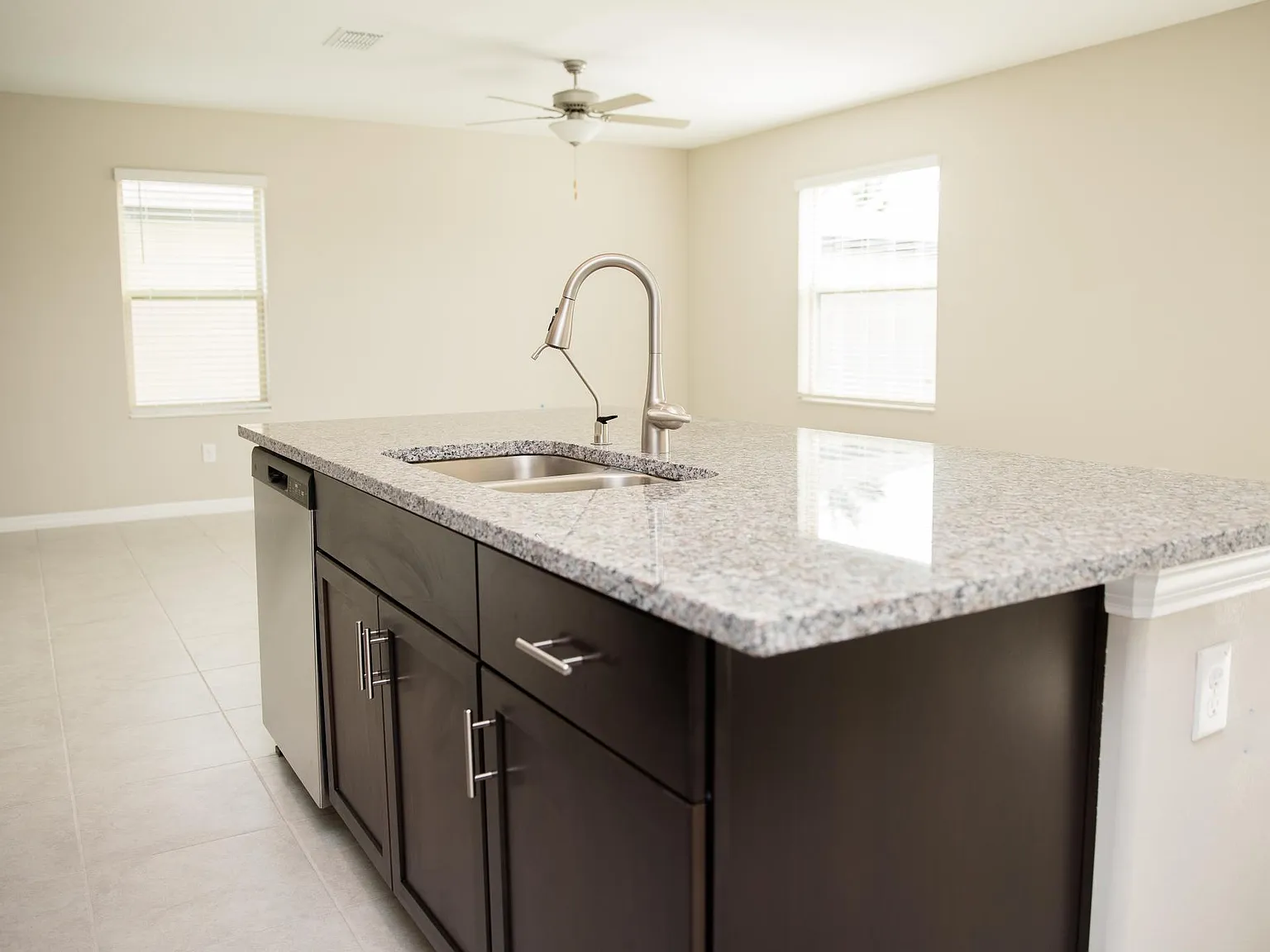 552 Argyll Dr — Photo 3