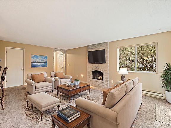 5th image of 821 Essex Place NE #1C
