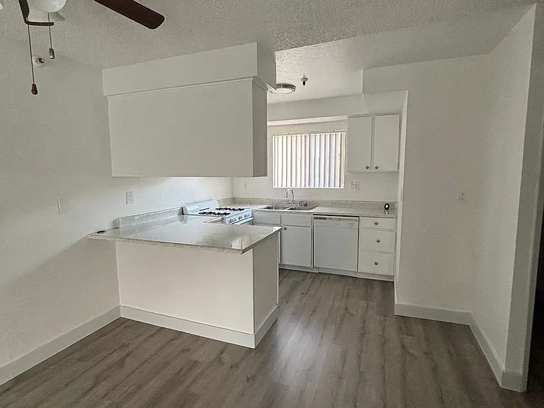 Welcome to 12909 Cordary Ave Comfort & Convenience in the Heart of Hawthorne! — Photo 7