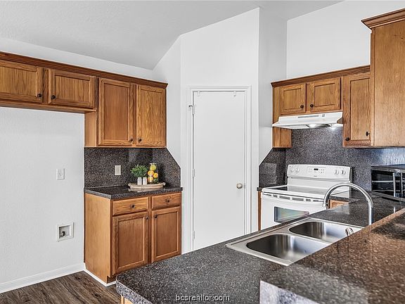 5th image of 2702 Bexar Grass Dr