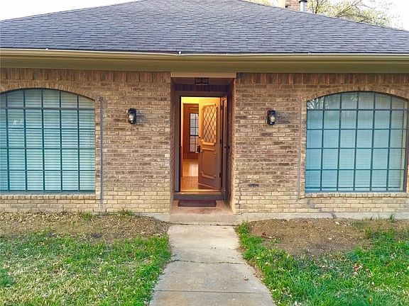 3rd image of 2202 Greenbriar Ct