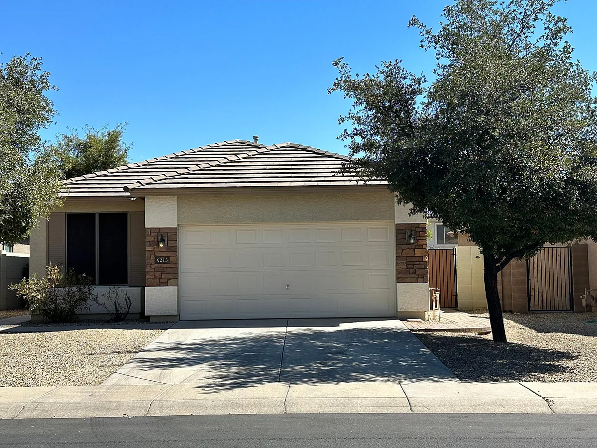Front of house garage - 9213 N 182nd Ln
