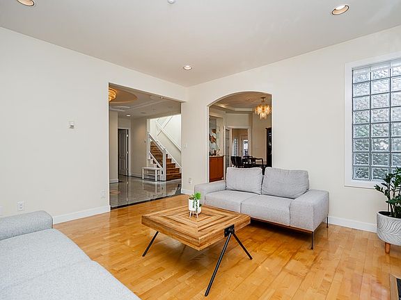 5th image of 732 W 26th Ave