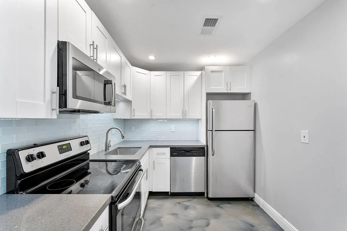 2 bed, 936 sqft, $2,200 — Photo 3
