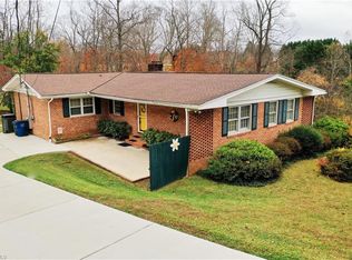 460 Fairway Ln, Mount Airy, NC 27030