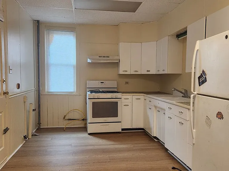 582 W King St — Photo 5