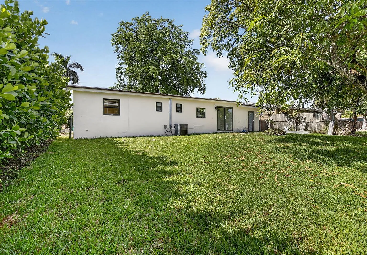 3 bed, 1200 sqft, $3,550 — Photo 3