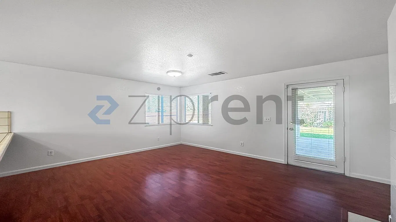 3 bed, 1525 sqft, $2,400 — Photo 4