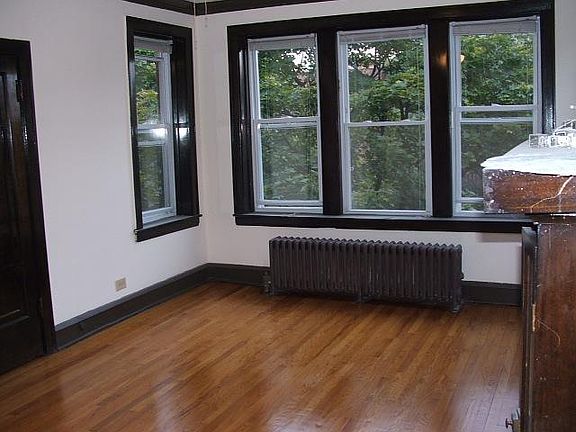 5th image of 2858 W Barry Ave #3