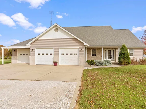 30590 Natalie Ln, Girard, IL 62640