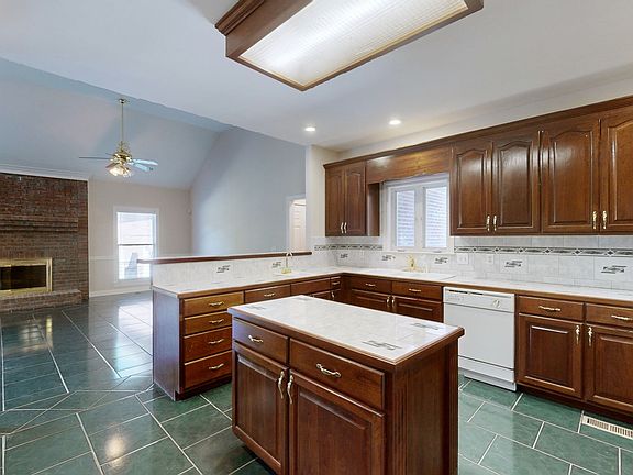 4th image of 2310 Black Fox Ct