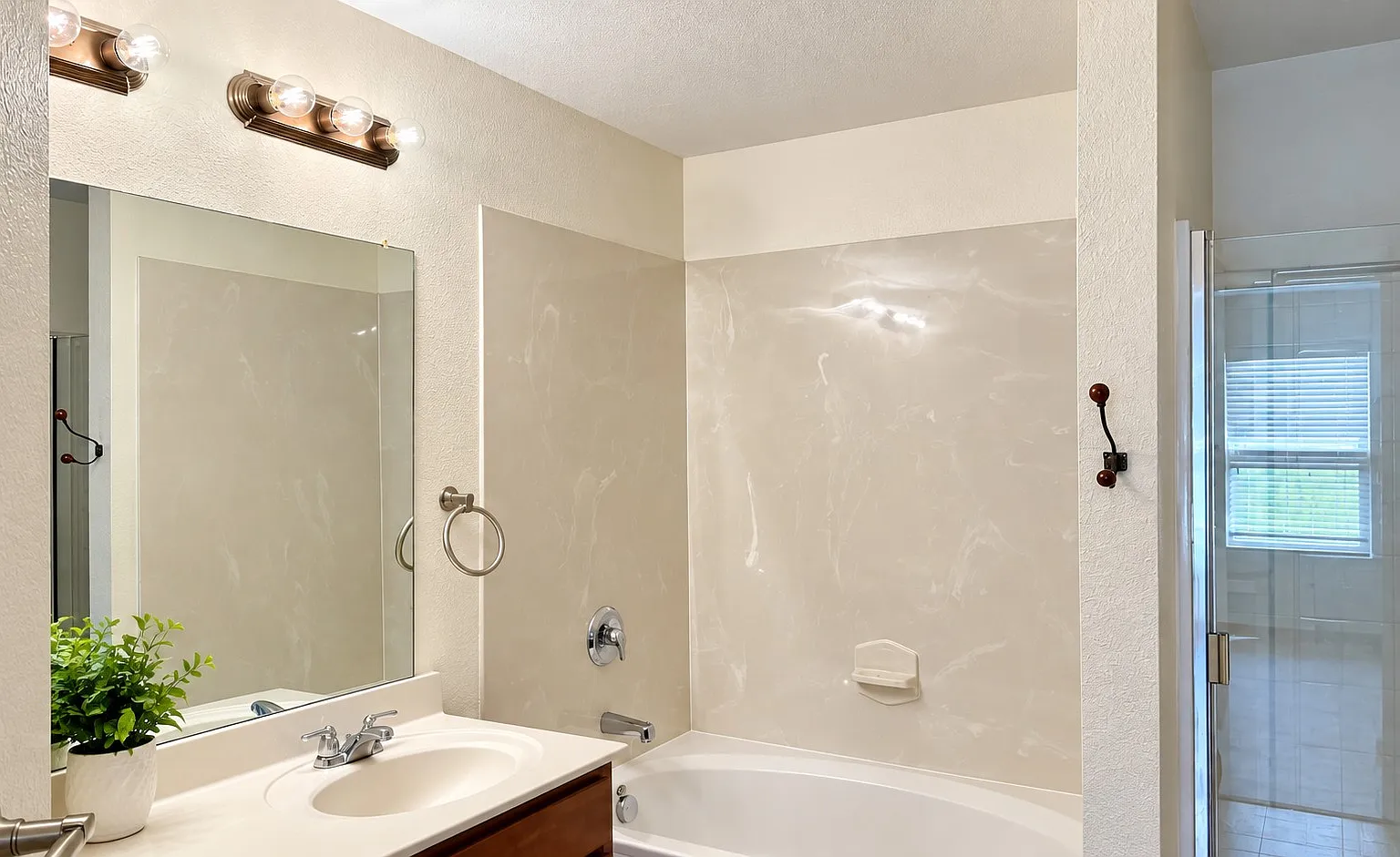 4 bed, 2093 sqft, $2,500 — Photo 2