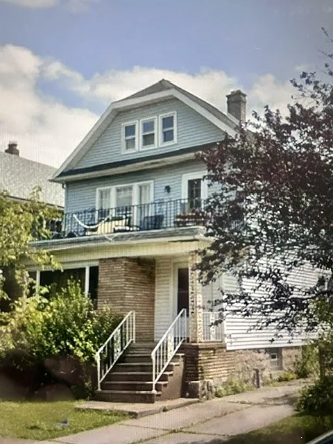 3 bed, 1300 sqft, $1,800 — Photo 1