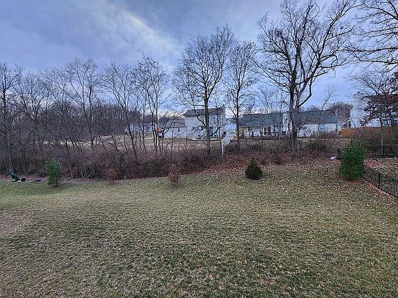 5th image of 933 Crestwood Ln