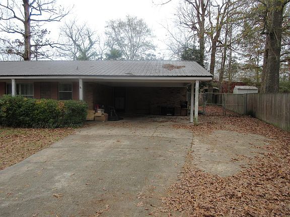 3rd image of 10 White Oak Dr