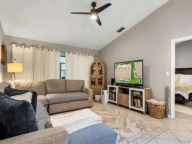 4335 Palm Forest Dr N — Photo 6
