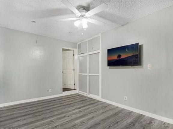 4th image of 1119 W 65th Pl