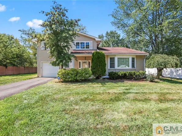 29 Sioux St, Old Bridge, NJ 08857
