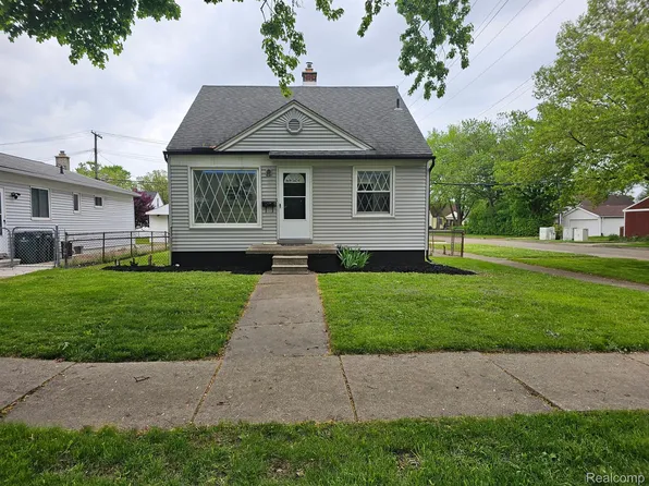 28000 Hughes St, Saint Clair Shores, MI 48081