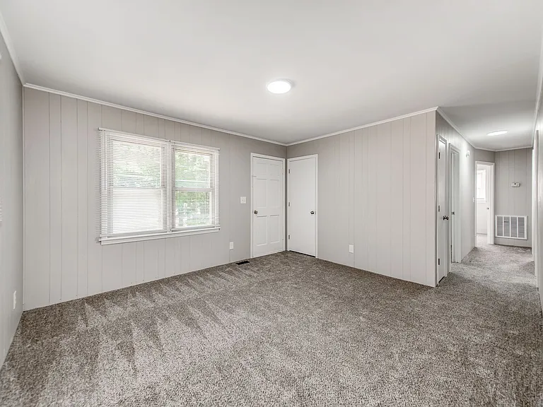 212 E Poplar St — Photo 5