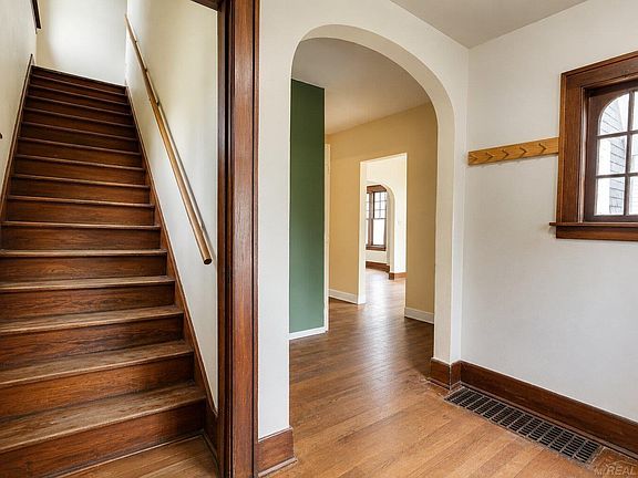 5th image of 1407 Lapeer Ave