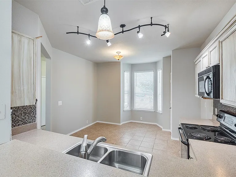10652 Astor Dr — Photo 5