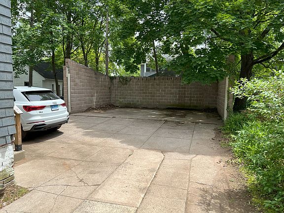 Driveway (the unit includes 1 space in driveway)