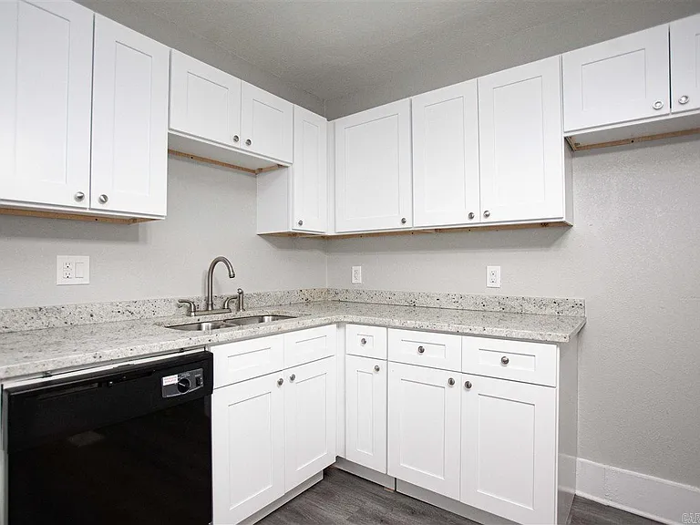 2421 S Oak St — Photo 4