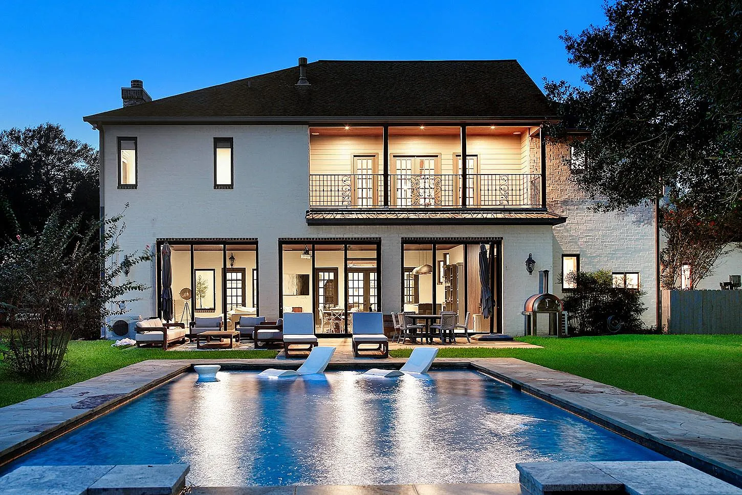 6 bed, 5.5 bath, 6551 sqft, $10,000 — Photo 1