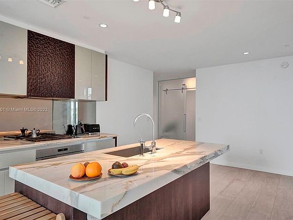 5th image of 2831 Bayshore #1204