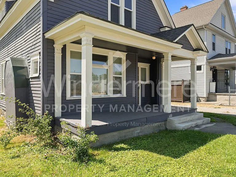 914 E Indiana Ave — Photo 3