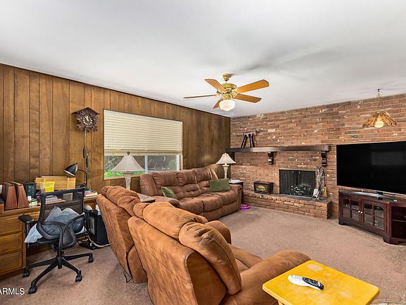 4th image of 320 E Brook Hollow Dr