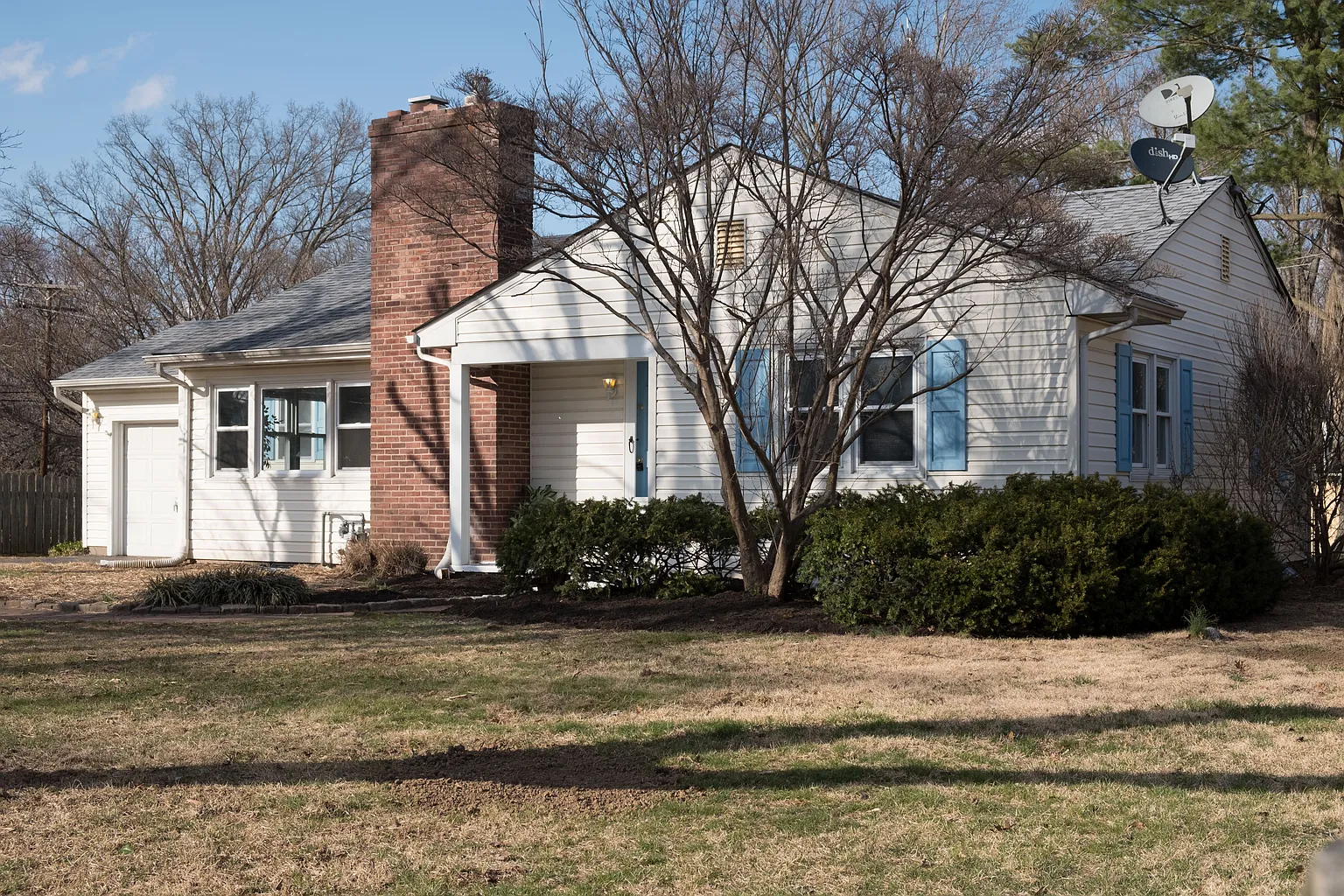 100 Manor Ln E photo 1