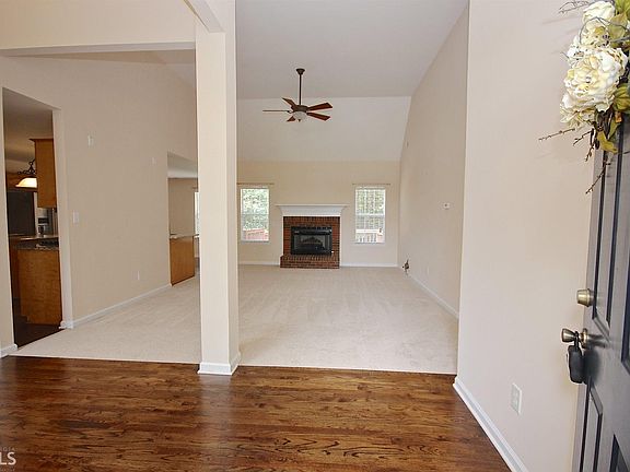 3rd image of 290 Sunderland Cir