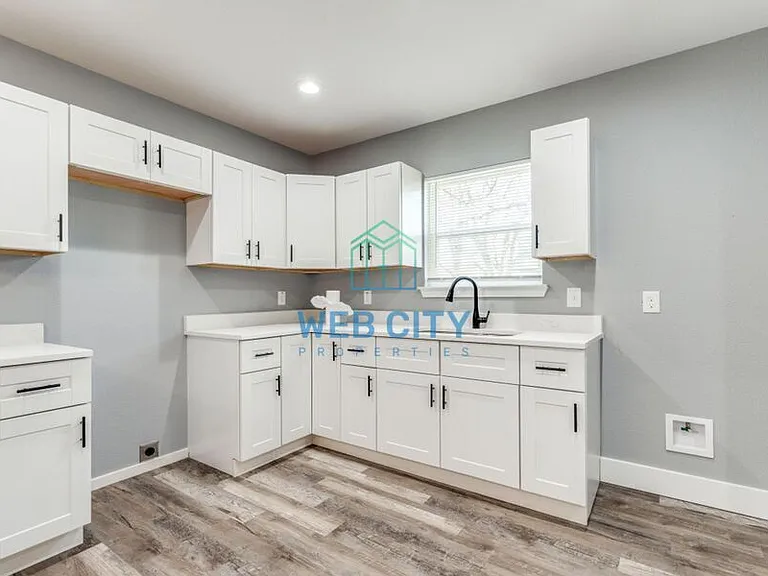 3207 Mallory Dr — Photo 5