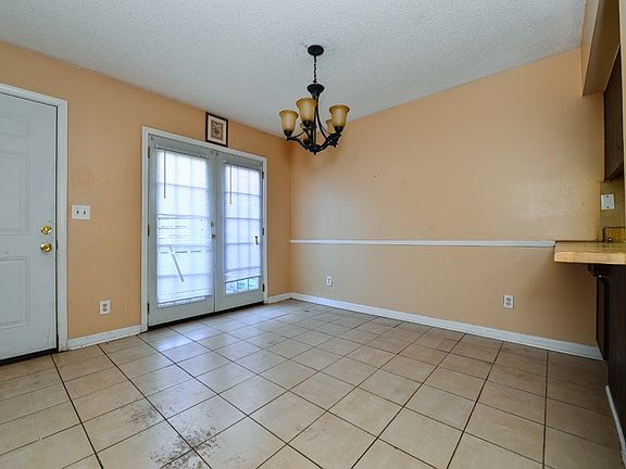 ENTRANCE-DINING AREA