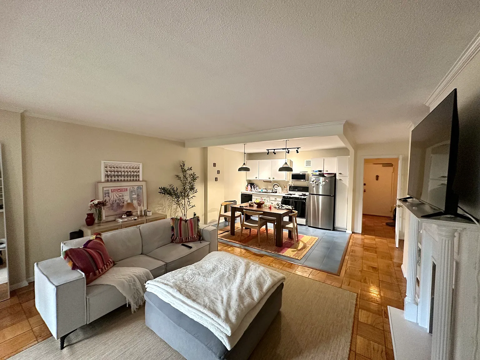 Studio, 637 sqft, $2,450 — Photo 3