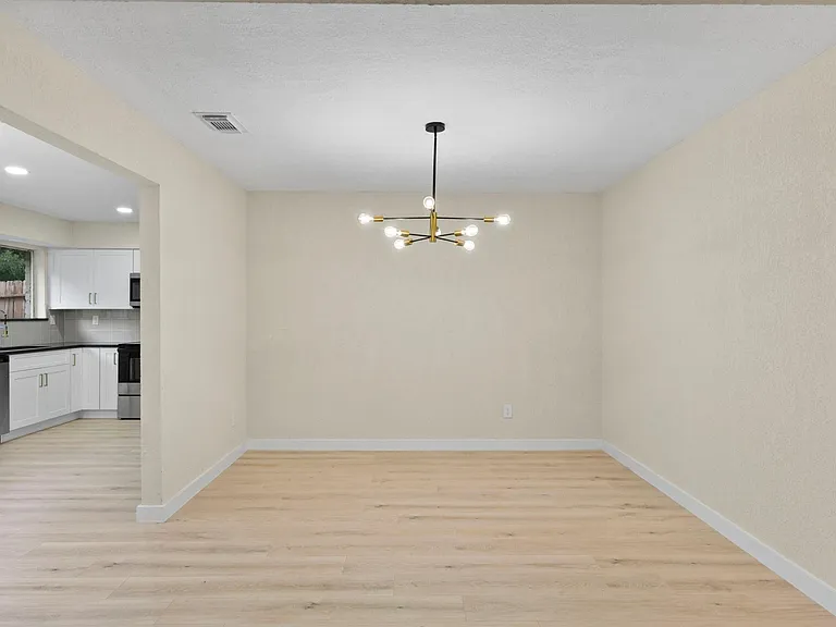 2322 Aprilmont Dr — Photo 12