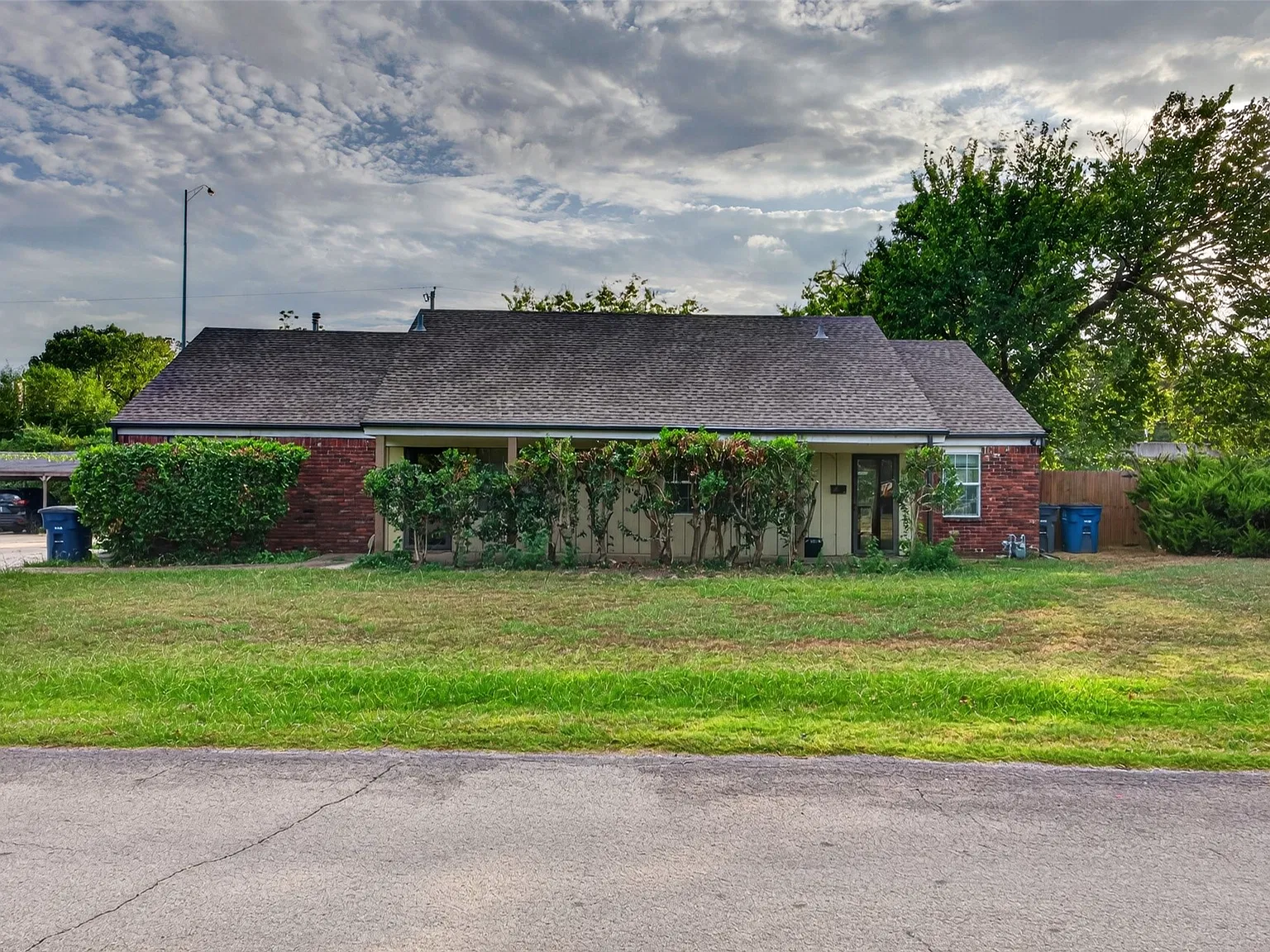 2 bed, 1.0 bath, 885 sqft, $1,250 — Photo 1
