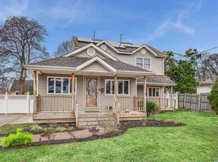132 N 18th St, Wheatley Heights, NY 11798