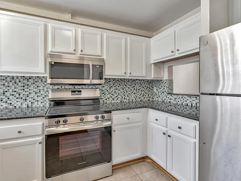 320 Peninsula Ave #413 — Photo 2