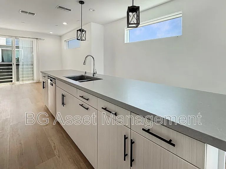 3909 Wattling St — Photo 14